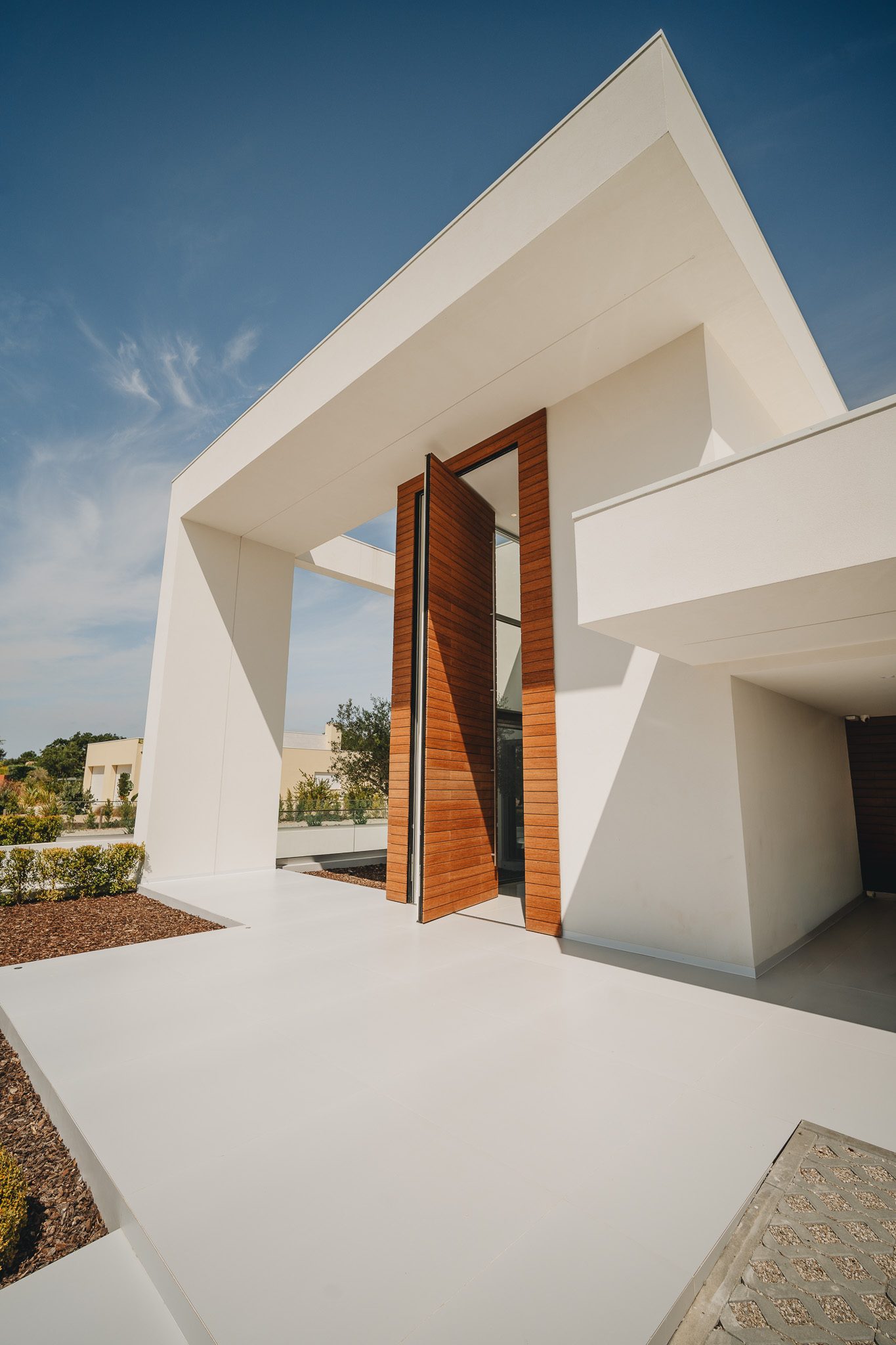 Villa SXXI · entrada e porta pivotante